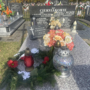 Cmentarz parafialny groby nauczycieli, którzy w tej szkole uczyli i miejsca pamięci narodowej . Kliknięcie w zdjęcie spowoduje powiększenie do oryginalnego rozmiaru.