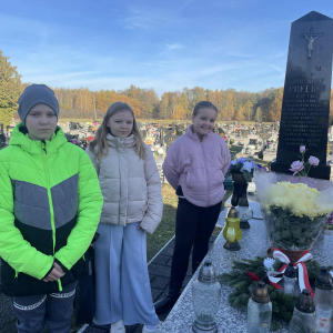 Cmentarz parafialny groby nauczycieli, którzy w tej szkole uczyli i miejsca pamięci narodowej . Kliknięcie w zdjęcie spowoduje powiększenie do oryginalnego rozmiaru.