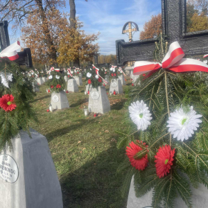 Cmentarz parafialny  mogiły żołnierskie z czasów I wojny światowej. Kliknięcie w zdjęcie spowoduje powiększenie do oryginalnego rozmiaru.