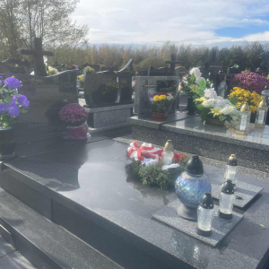 Cmentarz parafialny groby nauczycieli, którzy w tej szkole uczyli i miejsca pamięci narodowej . Kliknięcie w zdjęcie spowoduje powiększenie do oryginalnego rozmiaru.