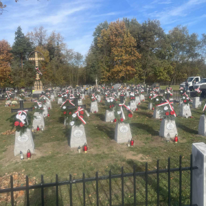 Cmentarz parafialny  mogiły żołnierskie z czasów I wojny światowej. Kliknięcie w zdjęcie spowoduje powiększenie do oryginalnego rozmiaru.