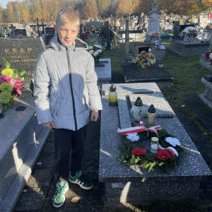 Cmentarz parafialny groby nauczycieli, którzy w tej szkole uczyli i miejsca pamięci narodowej . Kliknięcie w zdjęcie spowoduje powiększenie do oryginalnego rozmiaru.