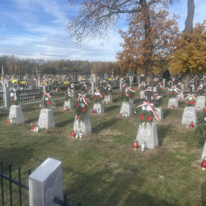 Cmentarz parafialny  mogiły żołnierskie z czasów I wojny światowej. Kliknięcie w zdjęcie spowoduje powiększenie do oryginalnego rozmiaru.