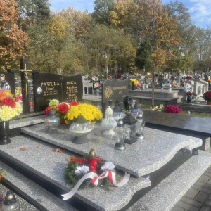 Cmentarz parafialny groby nauczycieli, którzy w tej szkole uczyli i miejsca pamięci narodowej . Kliknięcie w zdjęcie spowoduje powiększenie do oryginalnego rozmiaru.