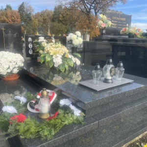 Cmentarz parafialny groby nauczycieli, którzy w tej szkole uczyli i miejsca pamięci narodowej . Kliknięcie w zdjęcie spowoduje powiększenie do oryginalnego rozmiaru.