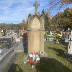 Cmentarz parafialny groby nauczycieli, którzy w tej szkole uczyli i miejsca pamięci narodowej . Kliknięcie w zdjęcie spowoduje powiększenie do oryginalnego rozmiaru.