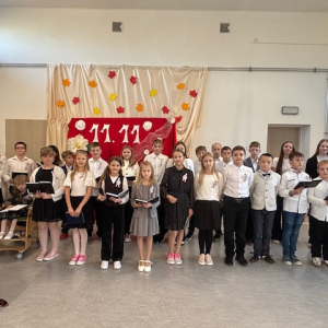 Duża grupa uczniów podczas akademii. Kliknięcie w zdjęcie spowoduje powiększenie do oryginalnego rozmiaru.