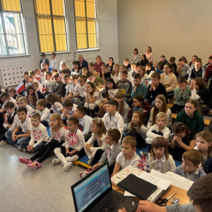 Uczniowie z różnych klas oraz nauczyciele podczas oglądania przedstawienia. Kliknięcie w zdjęcie spowoduje powiększenie do oryginalnego rozmiaru.