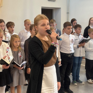 Uczniowie podczas akademii. Kliknięcie w zdjęcie spowoduje powiększenie do oryginalnego rozmiaru.