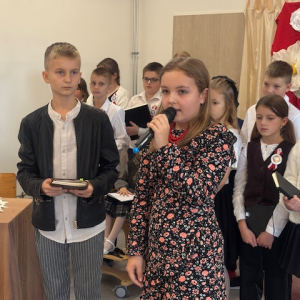 Uczniowie podczas akademii. Kliknięcie w zdjęcie spowoduje powiększenie do oryginalnego rozmiaru.