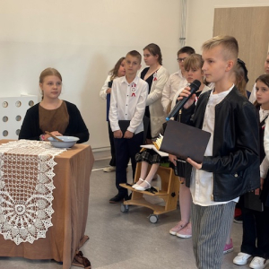 Uczniowie podczas akademii. Kliknięcie w zdjęcie spowoduje powiększenie do oryginalnego rozmiaru.