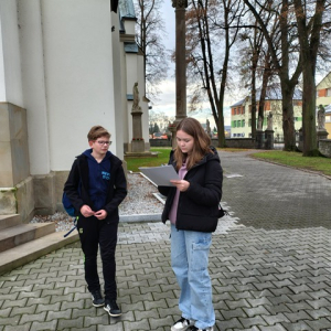 Dwoje uczniów podczas gry terenowej. Kliknięcie w zdjęcie spowoduje powiększenie do oryginalnego rozmiaru.