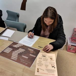 Uczennica podczas rozwiązywania zadań. Kliknięcie w zdjęcie spowoduje powiększenie do oryginalnego rozmiaru.