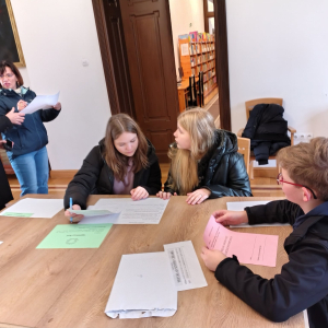 Troje uczniów podczas rozwiązywania zadań. Kliknięcie w zdjęcie spowoduje powiększenie do oryginalnego rozmiaru.