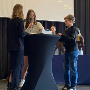 Dwoje uczestników oraz prowadząca podczas teleturnieju. Kliknięcie w zdjęcie spowoduje powiększenie do oryginalnego rozmiaru. 