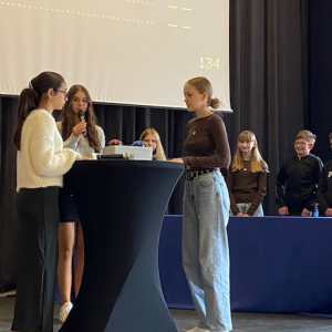 Dwie uczestniczki oraz prowadząca podczas teleturnieju. Kliknięcie w zdjęcie spowoduje powiększenie do oryginalnego rozmiaru.