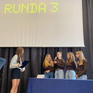 Cztery uczennice odpowiadają na pytania prowadzącej teleturniej. Kliknięcie w zdjęcie spowoduje powiększenie do oryginalnego rozmiaru.