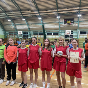 Grupa dziewcząt z dyplomem. Kliknięcie w zdjęcie spowoduje powiększenie do oryginalnego rozmiaru.