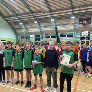 Grupa chłopców z dyplomem. Kliknięcie w zdjęcie spowoduje powiększenie do oryginalnego rozmiaru.