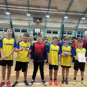 Grupa chłopców z dyplomem. Kliknięcie w zdjęcie spowoduje powiększenie do oryginalnego rozmiaru.