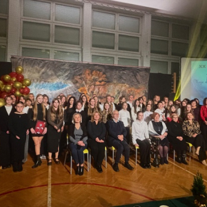 Duża grupa uczestników konkursu z zaproszonymi gośćmi. Kliknięcie w zdjęcie spowoduje powiększenie do oryginalnego rozmiaru.