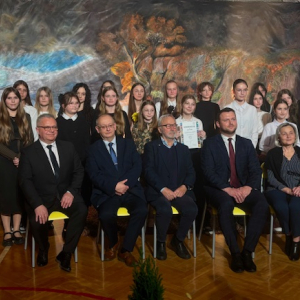 Duża grupa uczestników konkursu z zaproszonymi gośćmi. Kliknięcie w zdjęcie spowoduje powiększenie do oryginalnego rozmiaru.