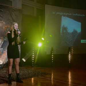 Uczennica podczas recytacji wiersza. Kliknięcie w zdjęcie spowoduje powiększenie do oryginalnego rozmiaru.