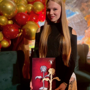 Uczennica z nagrodą. Kliknięcie w zdjęcie spowoduje powiększenie do oryginalnego rozmiaru.