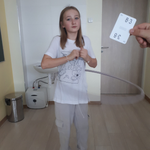 Uczennica kręci hula-hop. Kliknięcie w zdjęcie spowoduje powiększenie do oryginalnego rozmiaru.