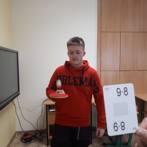 Uczeń odbija ping-ponga. Kliknięcie w zdjęcie spowoduje powiększenie do oryginalnego rozmiaru.