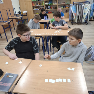 Uczniowie podczas gry. Kliknięcie w zdjęcie spowoduje powiększenie do oryginalnego rozmiaru.