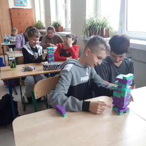 Uczniowie podczas gry w jengę matematyczną. Kliknięcie w zdjęcie spowoduje powiększenie do oryginalnego rozmiaru.