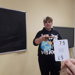 Uczeń odbija ping-ponga. Kliknięcie w zdjęcie spowoduje powiększenie do oryginalnego rozmiaru.