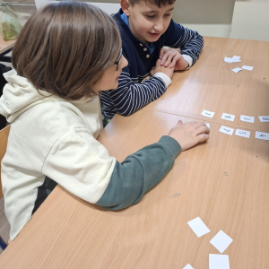 Dwoje uczniów podczas gry. Kliknięcie w zdjęcie spowoduje powiększenie do oryginalnego rozmiaru.