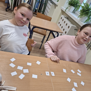 Dwie uczennice podczas gry. Kliknięcie w zdjęcie spowoduje powiększenie do oryginalnego rozmiaru.