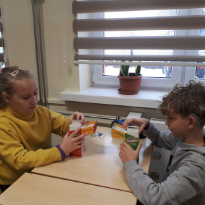 Dwoje uczniów podczas gry magicznymi kartami. Kliknięcie w zdjęcie spowoduje powiększenie do oryginalnego rozmiaru.