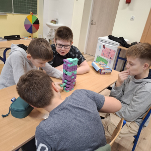 Czworo uczniów podczas gry w jenę matematyczną. Kliknięcie w zdjęcie spowoduje powiększenie do oryginalnego rozmiaru.