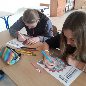 Dwie uczennice kolorują obrazki. Kliknięcie w zdjęcie spowoduje powiększenie do oryginalnego rozmiaru.