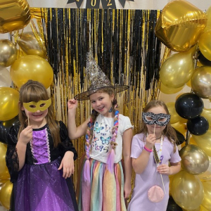 Trzy uczennice w przebraniach. Kliknięcie w zdjęcie spowoduje powiększenie do oryginalnego rozmiaru.