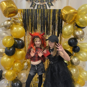 Dwie uczennice w przebraniach. Kliknięcie w zdjęcie spowoduje powiększenie do oryginalnego rozmiaru.