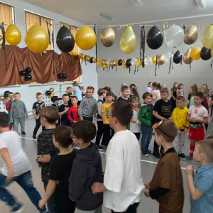 Duża grupa uczniów podczas zabawy na sali. Kliknięcie w zdjęcie spowoduje powiększenie do oryginalnego rozmiaru.