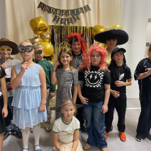 Uczniowie klasy czwartej z wychowawczynią. Kliknięcie w zdjęcie spowoduje powiększenie do oryginalnego rozmiaru.