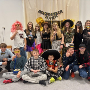 Uczniowie klasy siódmej z wychowawczynią. Kliknięcie w zdjęcie spowoduje powiększenie do oryginalnego rozmiaru.