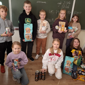 Uczniowie klasy 4 z zebraną karmą. Kliknięcie w zdjęcie spowoduje powiększenie do oryginalnego rozmiaru.