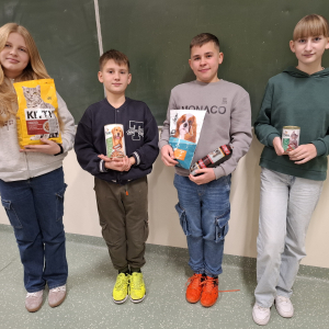 Uczniowie klasy 7 z zebraną karmą. Kliknięcie w zdjęcie spowoduje powiększenie do oryginalnego rozmiaru.