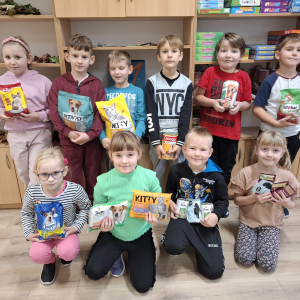 Uczniowie klasy 1 z zebraną karmą. Kliknięcie w zdjęcie spowoduje powiększenie do oryginalnego rozmiaru.