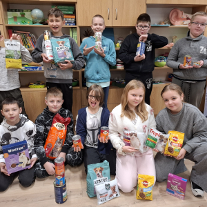 Uczniowie klasy 5 z zebraną karmą. Kliknięcie w zdjęcie spowoduje powiększenie do oryginalnego rozmiaru.