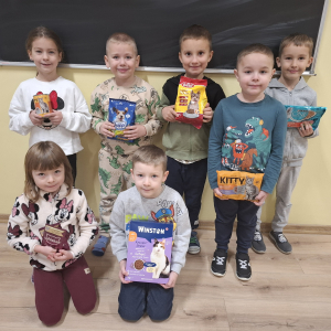 Uczniowie klasy 0 z zebraną karmą. Kliknięcie w zdjęcie spowoduje powiększenie do oryginalnego rozmiaru.