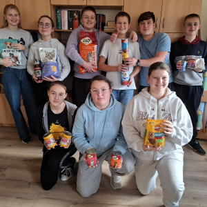 Uczniowie klasy 8 z zebraną karmą. Kliknięcie w zdjęcie spowoduje powiększenie do oryginalnego rozmiaru.