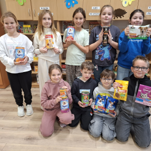 Uczniowie klasy 3 z zebraną karmą. Kliknięcie w zdjęcie spowoduje powiększenie do oryginalnego rozmiaru.